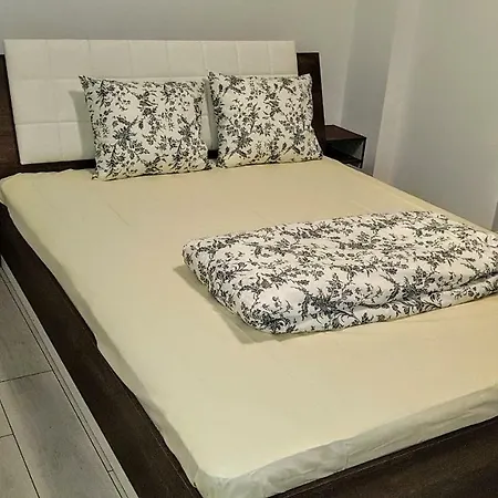 Air One Apartment *